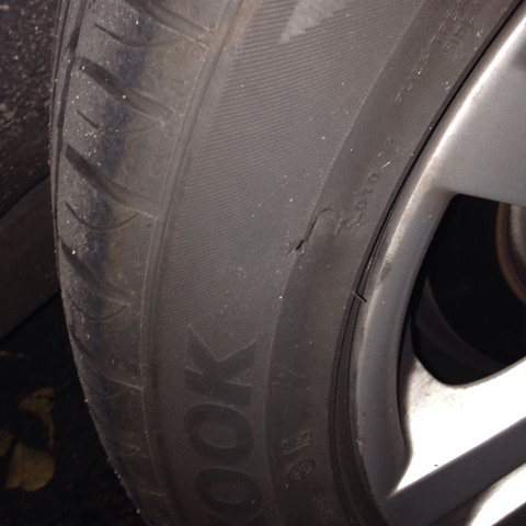 So einen Riss im Reifen. Sollte ich Reifen wechseln? (Auto)