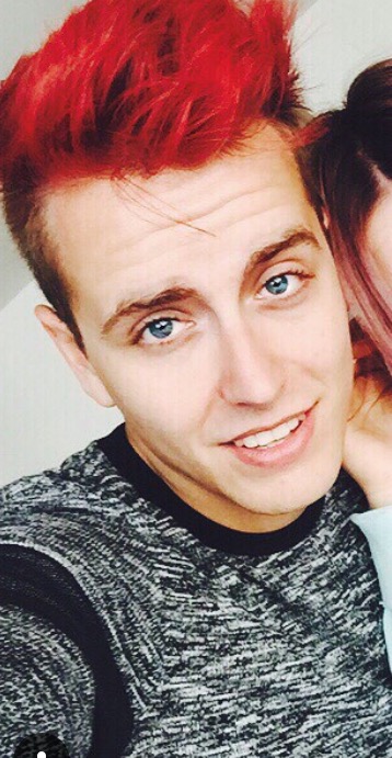 Soll ich mir meine Haare rot oder hellblau färben? (Frisur)