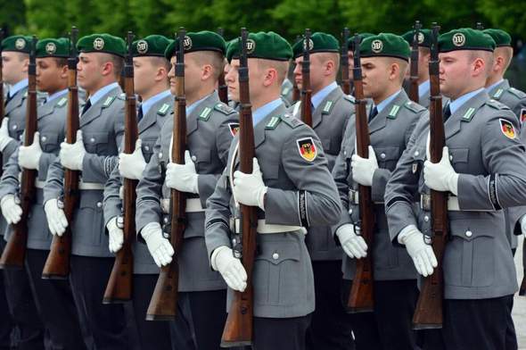 Sollte Deutschland am 3. Oktober eine große Militärparade veranstalten?