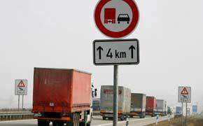 Sollte ein LKW-Überholverbot auf der Autobahn auch für Busse gelten?