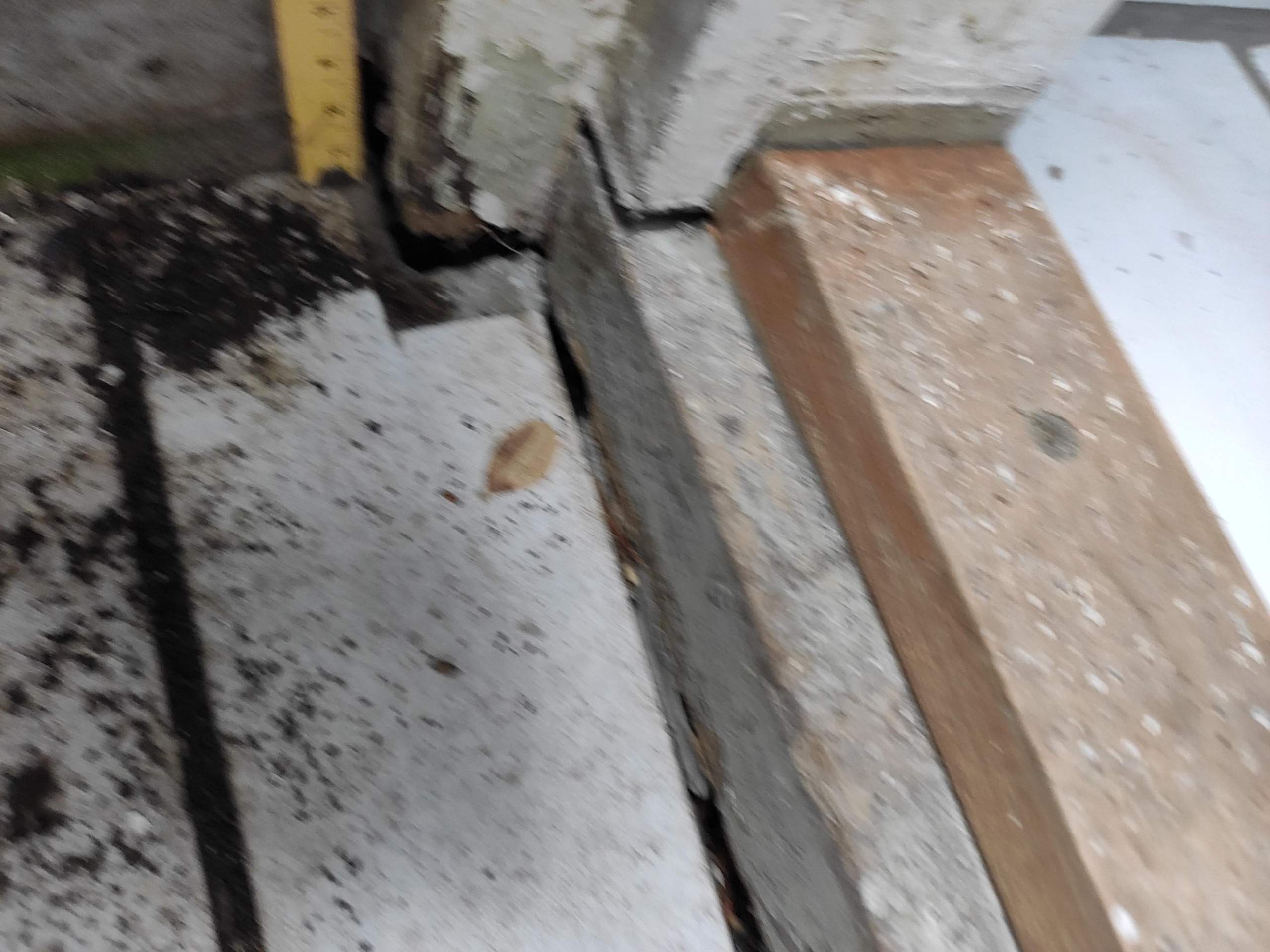 Spalt zwischen Kellertür und Fliesen außen abdichten? (Haus, bauen, Handwerker)
