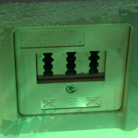 Telefondose (oben) habe das DSL Kabel im mittleren angeschlossen  - (Internet, Router, Telekom)