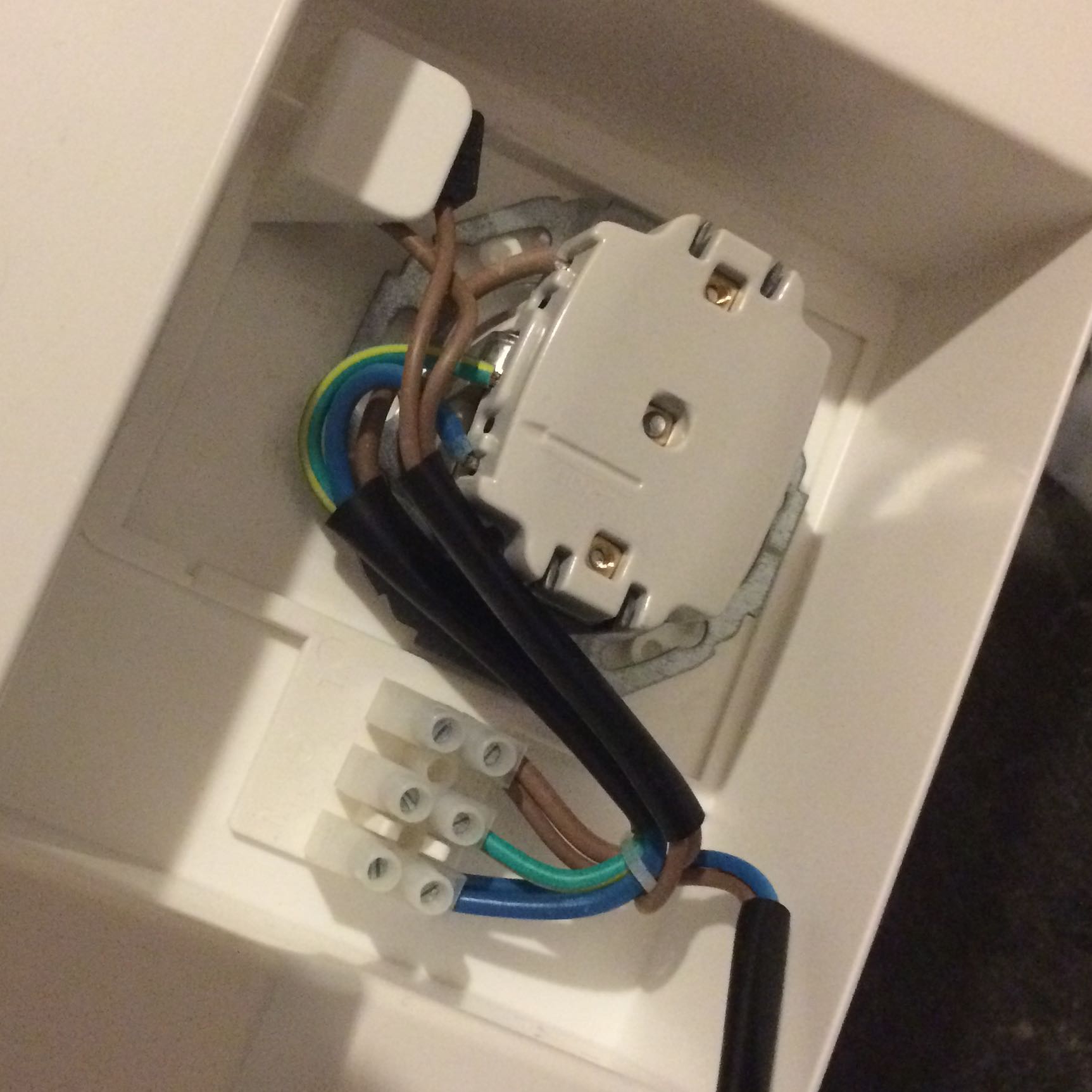 Spiegelschrank mit Steckdose anschließen - Elektrikerwissen (Strom