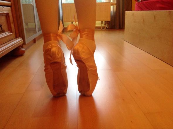 Mein rechter Fuß kippt immer etwas zur seite - (Ballett, Belastung, Dicker Zeh)