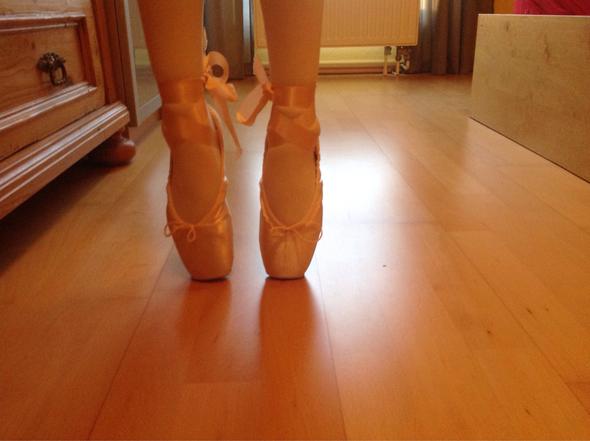 Mein dicker Zeh am rechten Fuß ist nicht belastet (hier links) - (Ballett, Belastung, Dicker Zeh)