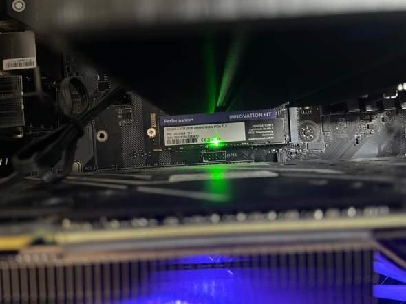 SSD blinkt schnell unregelmäßig grün?