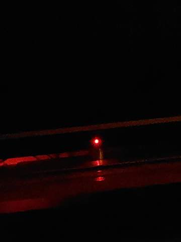 Foto zum Thema Ein rotes und grünes Licht leuchtet im Dunkeln