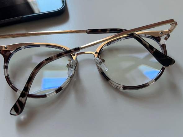 Starke Kopfschmerzen durch Blaulichtfilter Brille?