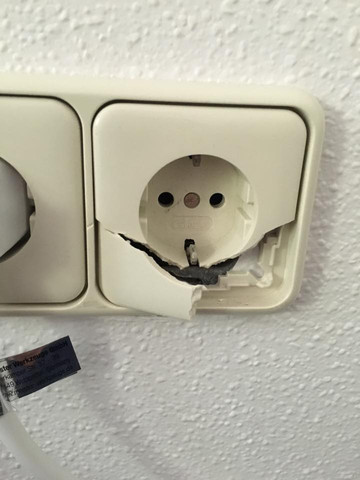 Steckdose abgebrochen - gefährlich (BILD)? (Elektronik, Strom, Elektrik)