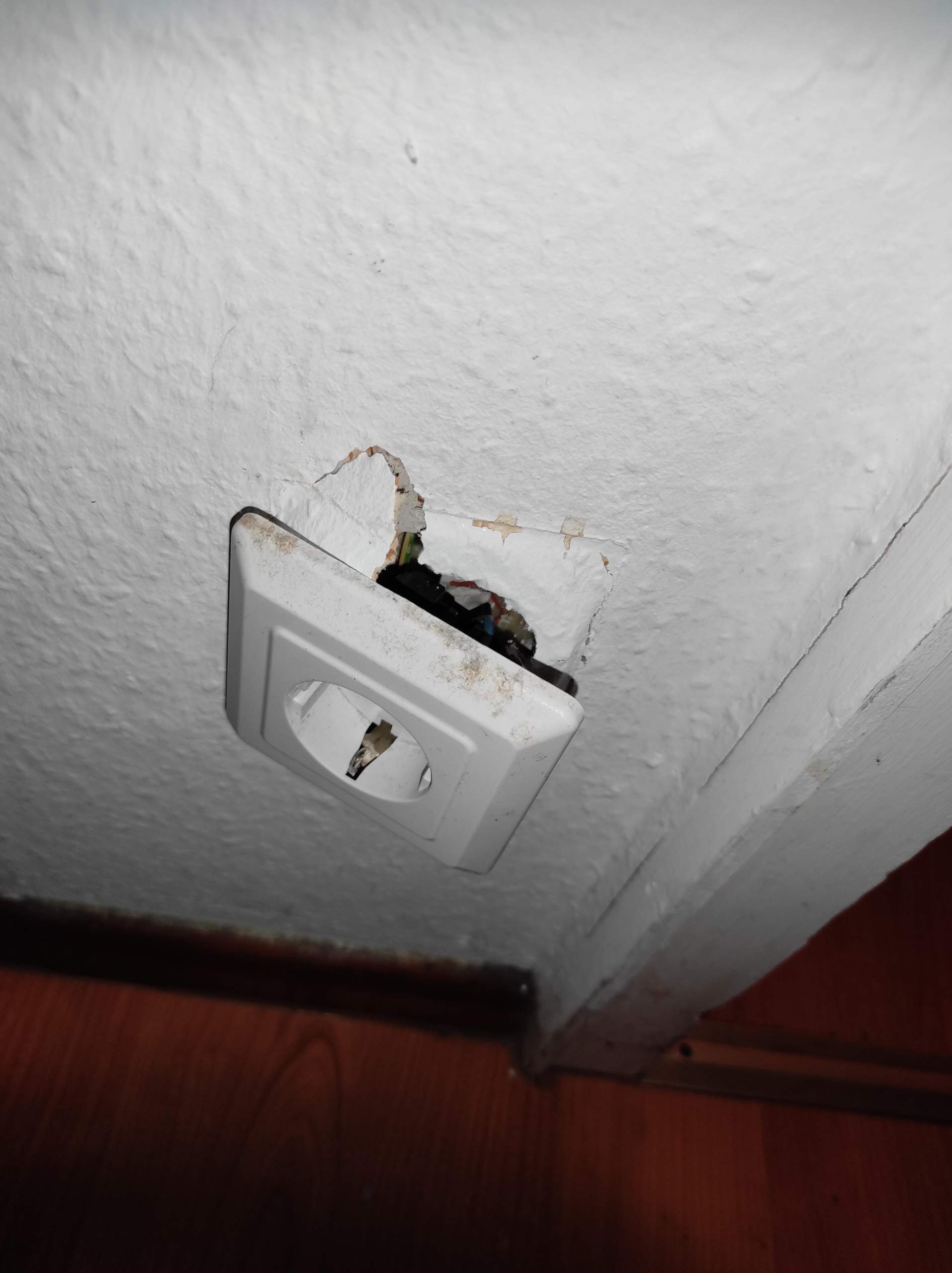 Steckdose rausgebrochen, was nun? Selbst reparieren? (Strom, Reparatur