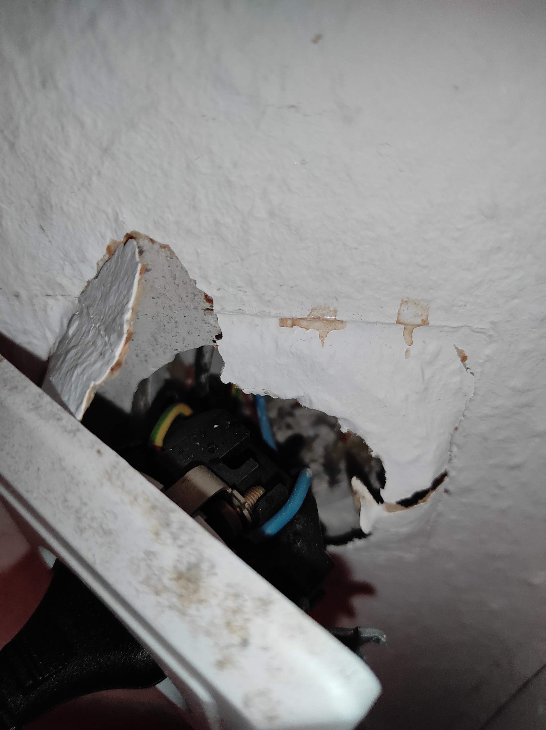 Steckdose rausgebrochen, was nun? Selbst reparieren? (Strom, Reparatur