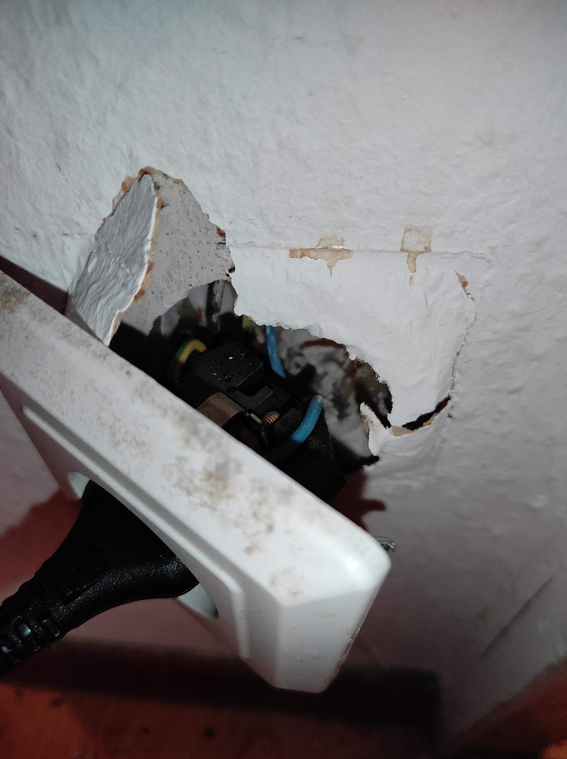 Steckdose rausgebrochen, was nun? Selbst reparieren? (Strom, Reparatur