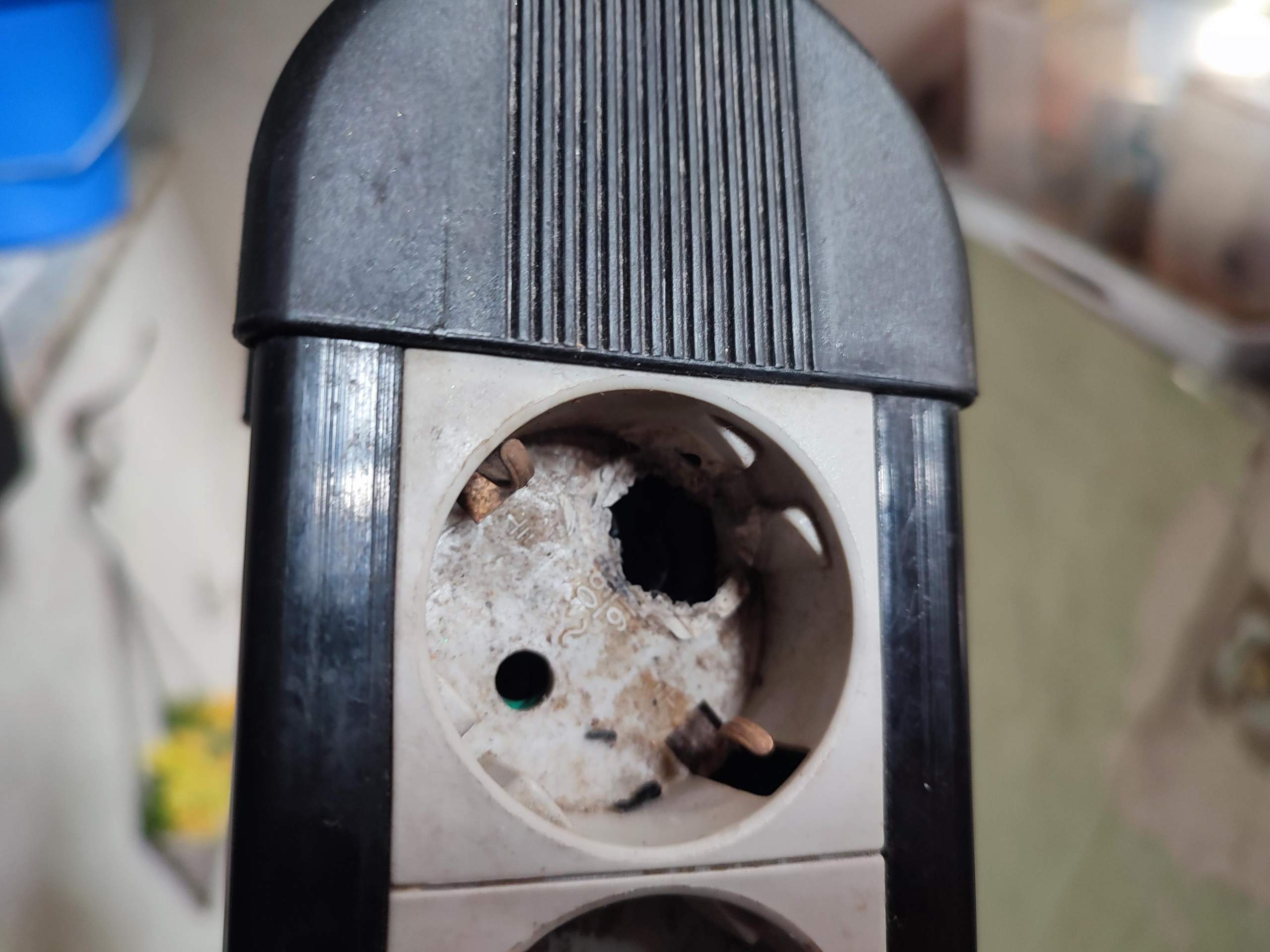 Strom Geht Nicht Mehr Sicherung Drin Stecker brennnt sich in steckdosenverteiler,strom weg,sicherung drin