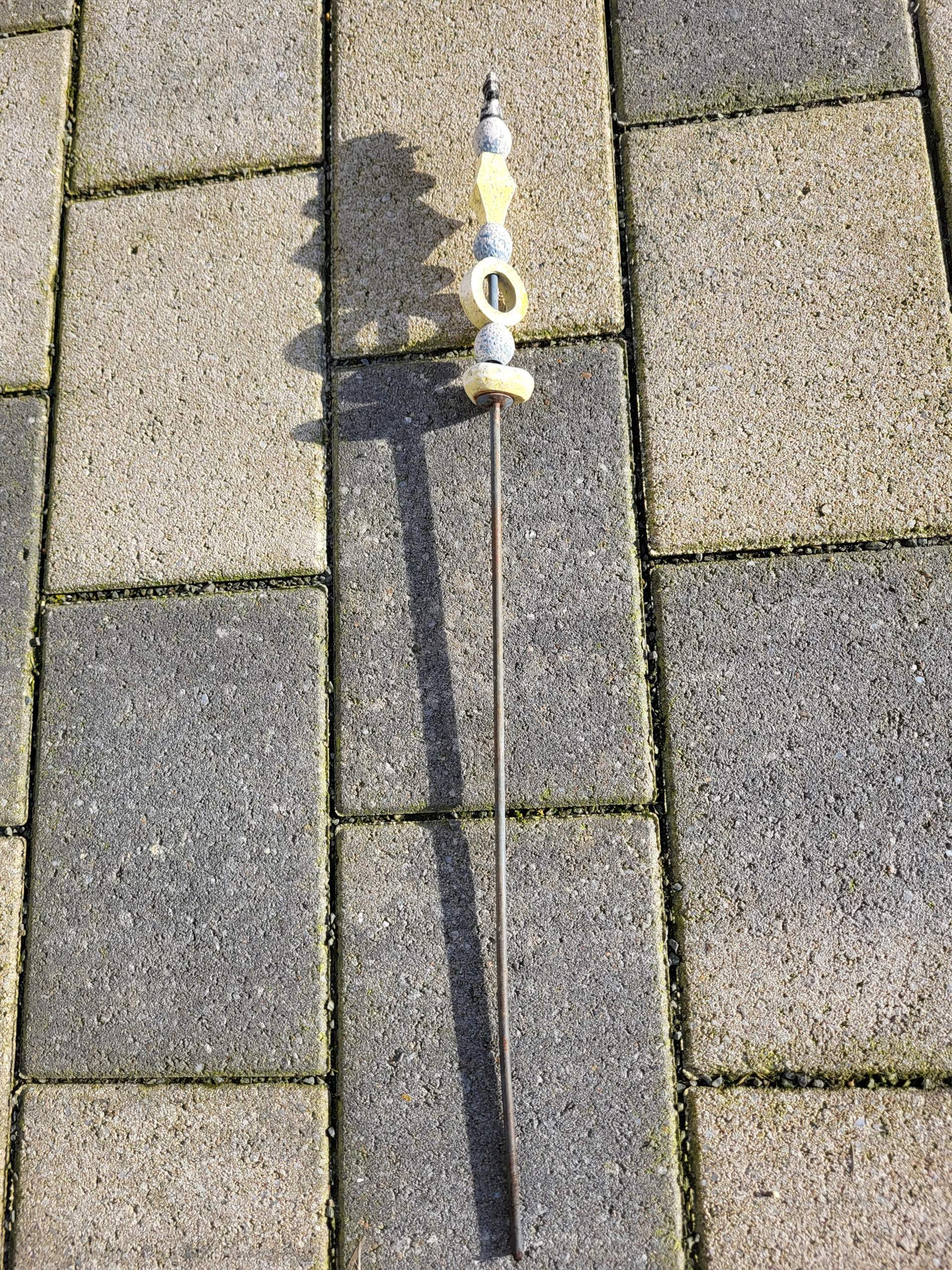 Steckt ihr solche Stäbe in eure Blumen/Büsche damit sie an ihnen
