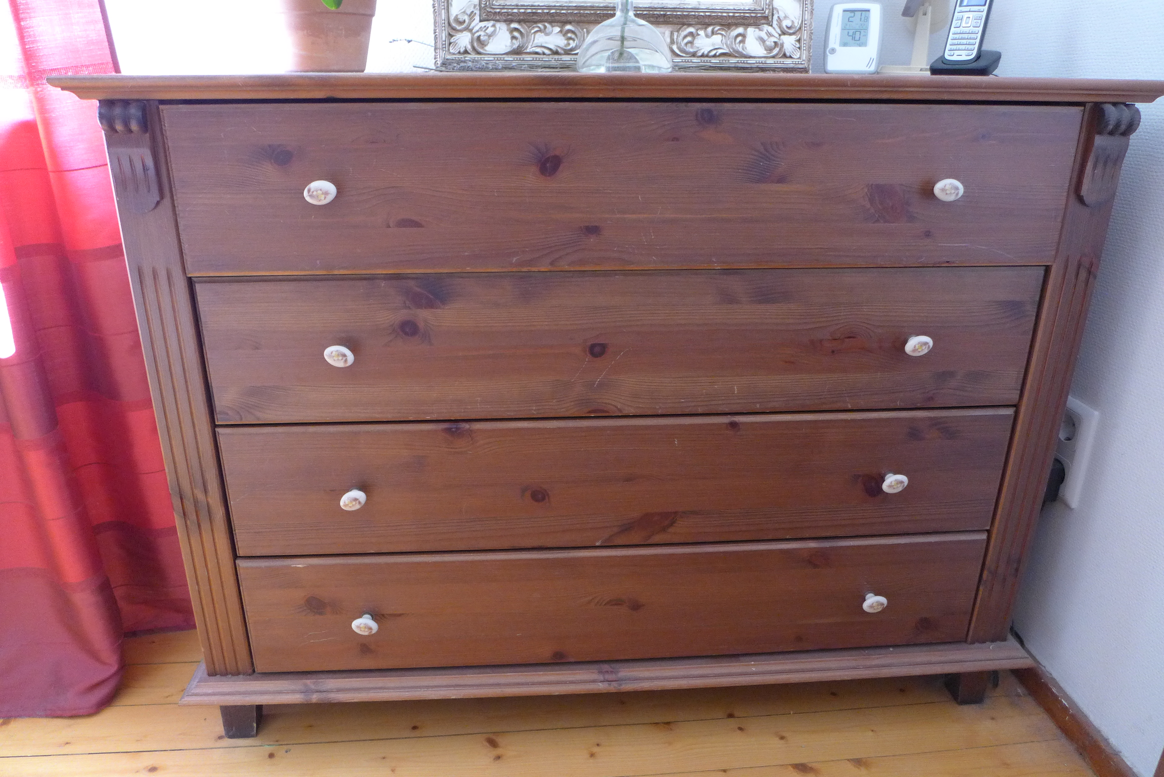 Stellt ein Tischler auch eine Kommode aus Kiefer her oder braucht er