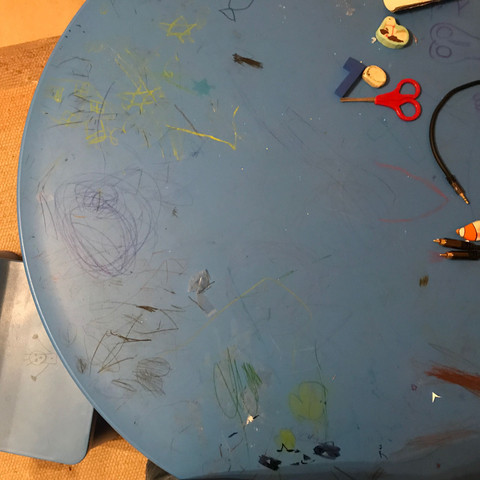 Kinderplastiktisch mit Holzstiftfarbe beschmiert - (Farbe, entfernen, Tisch)