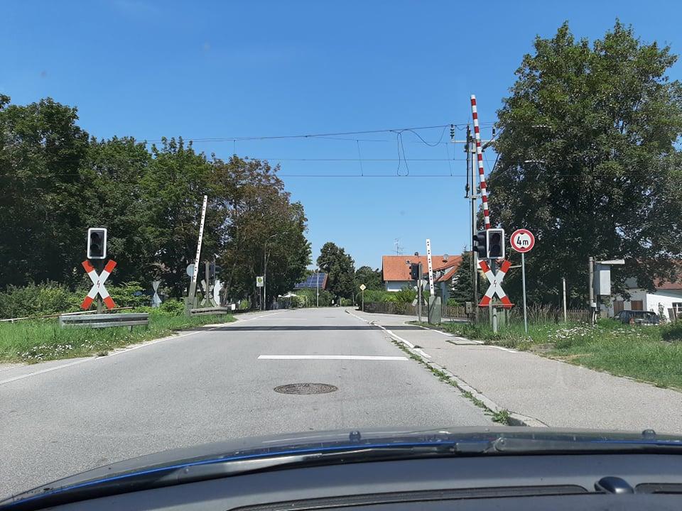 Stop vor dem Bahnübergang? (Straßenverkehr, Autofahren)