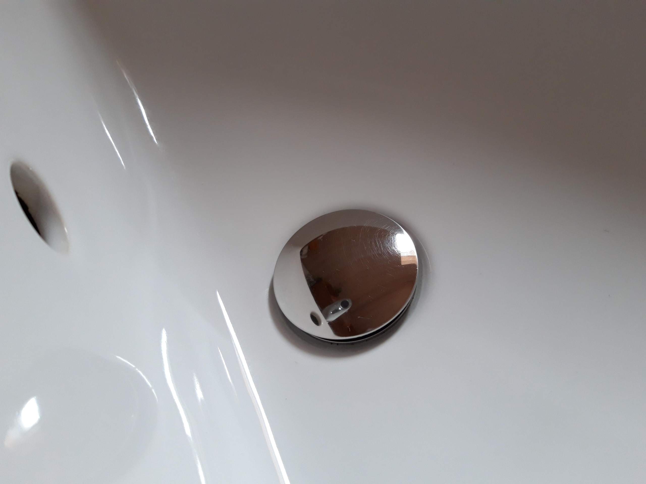 Stopfen am Waschbecken bleibt unten und Wasser läuft nicht ab?