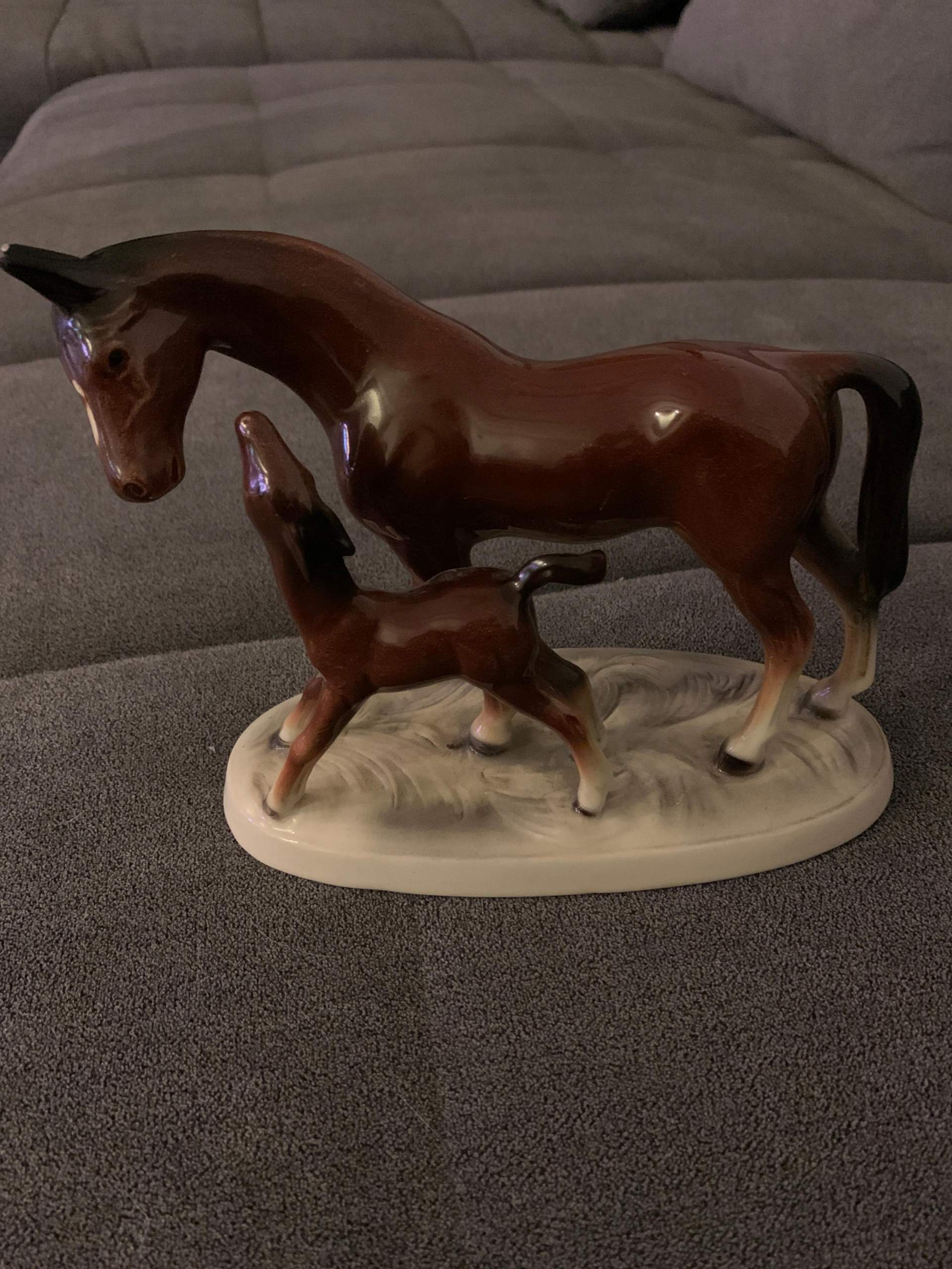 Stute mit Fohlen? (Porzellan)