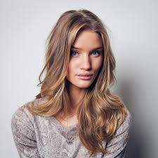 Suche Coloration die meine Dunkelbraunen Haare auf Dunkelblond Färbt