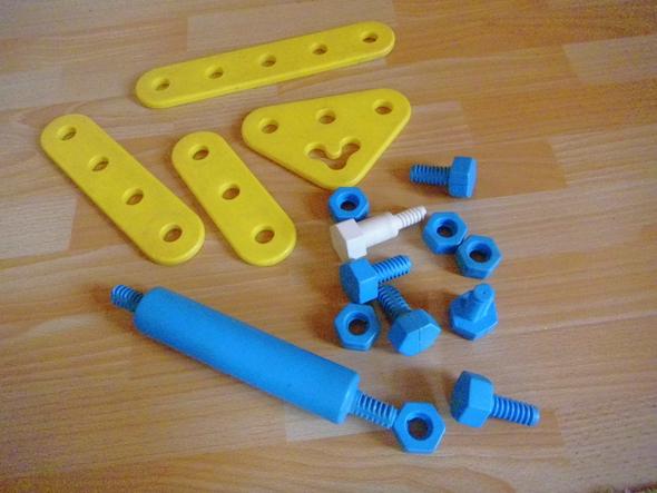 einige Teile - (Spielzeug, Plastik, Schrauben)