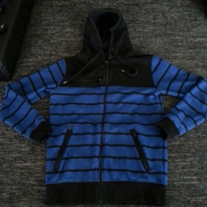 SUCHE: Dunkelblau/Schwarz gestreiftes Sweatshirt Siehe Bild Geld, Fan, Bot SUCHE: Dunkelblau/Schwarz gestreiftes Sweatshirt Siehe Bild Geld, Fan, Bot