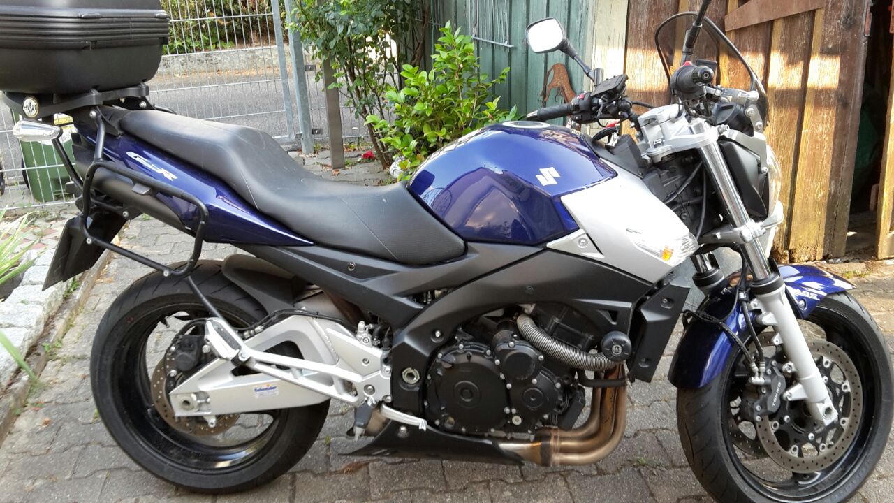 Suzuki GSR 600 ABS steht auf dem Vorderrad besitzt es Suzuki GSR 600 ABS steht auf dem Vorderrad besitzt es
