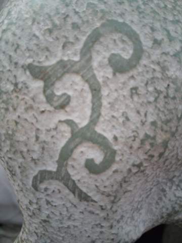 Symbole auf Stein(Jade?)Figur, Herkunft und Bedeutung?