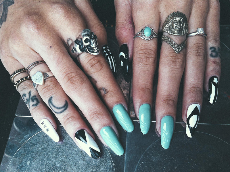 Tattoo auf den Fingern (Finger, fingertattoo)