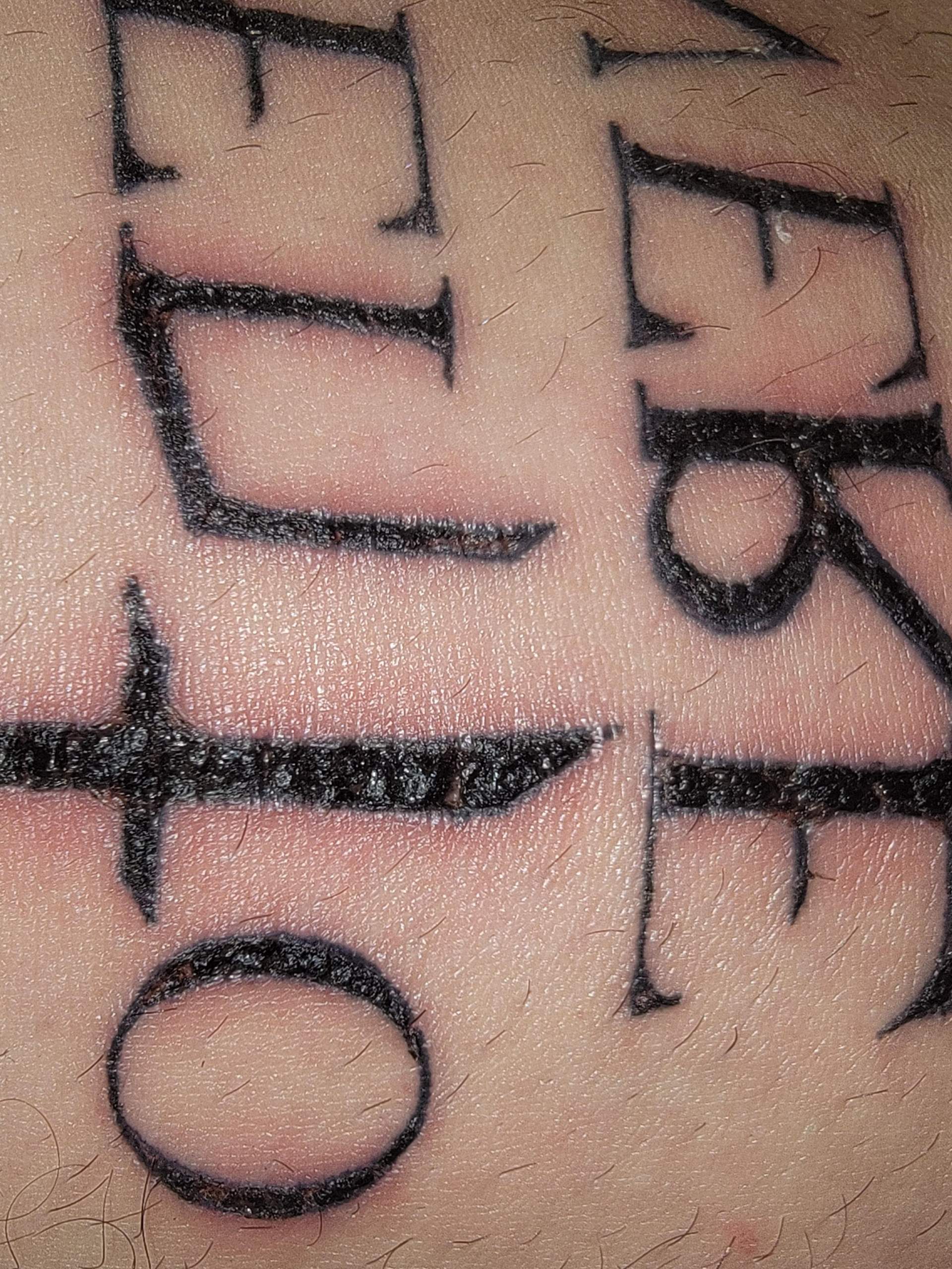 Tattoo entzündet? Siehe Bild? (Entzündung, Tattoostudio, Tattoopflege)