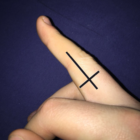 Tattoo Frage Kreuz Am Finger