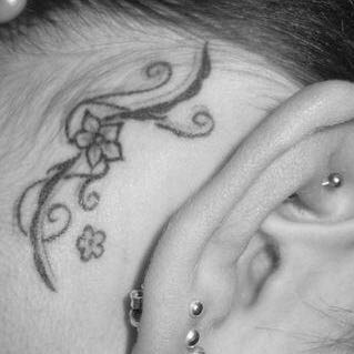 Tattoo hinter dem Ohr schmerzen Risiken Job Beruf Piercing Gefahr 