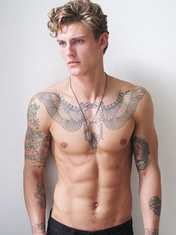 Tattoo Idee Fur Die Brust Ideen Piercing Schwarz