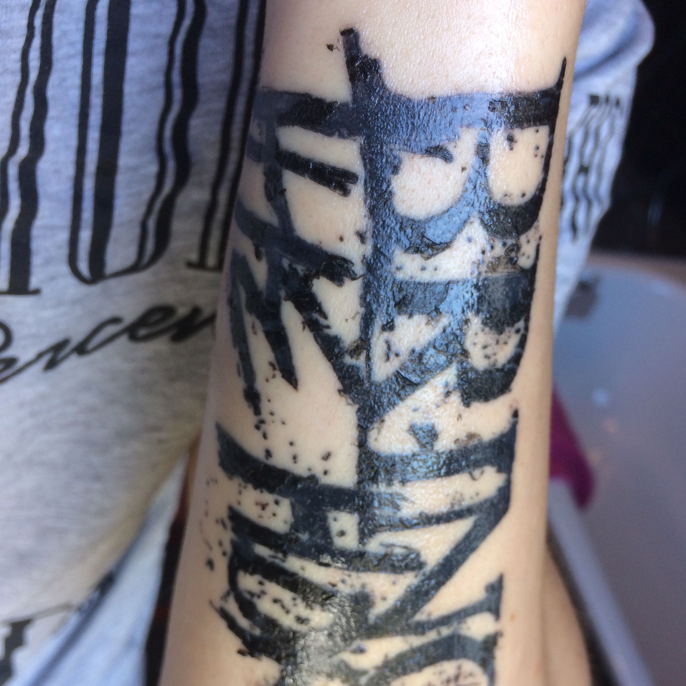 Tattoo Kruste geht ab, was tun? (Farbe, schwarz, Wunde)