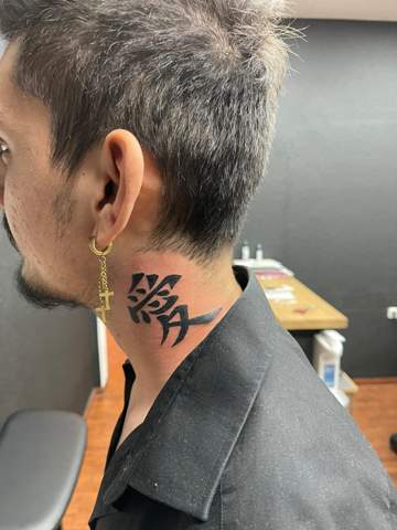 Tattoo Pflege Am Hals Unterm Ohr Tatowierung Tattoo Pflege Am Hals Unterm Ohr Tatowierung