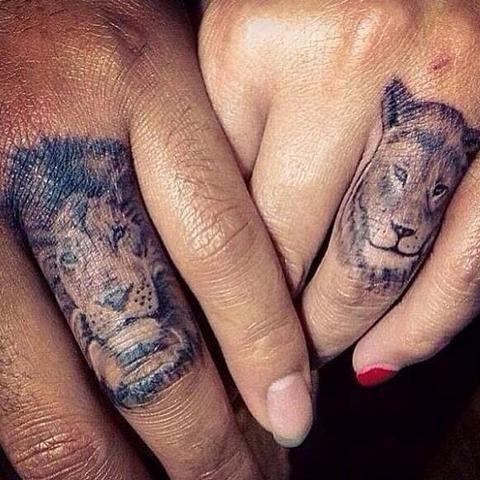 Zwei Löwen auf dem Finger  - (Tattoo, Preis, Schweiz)
