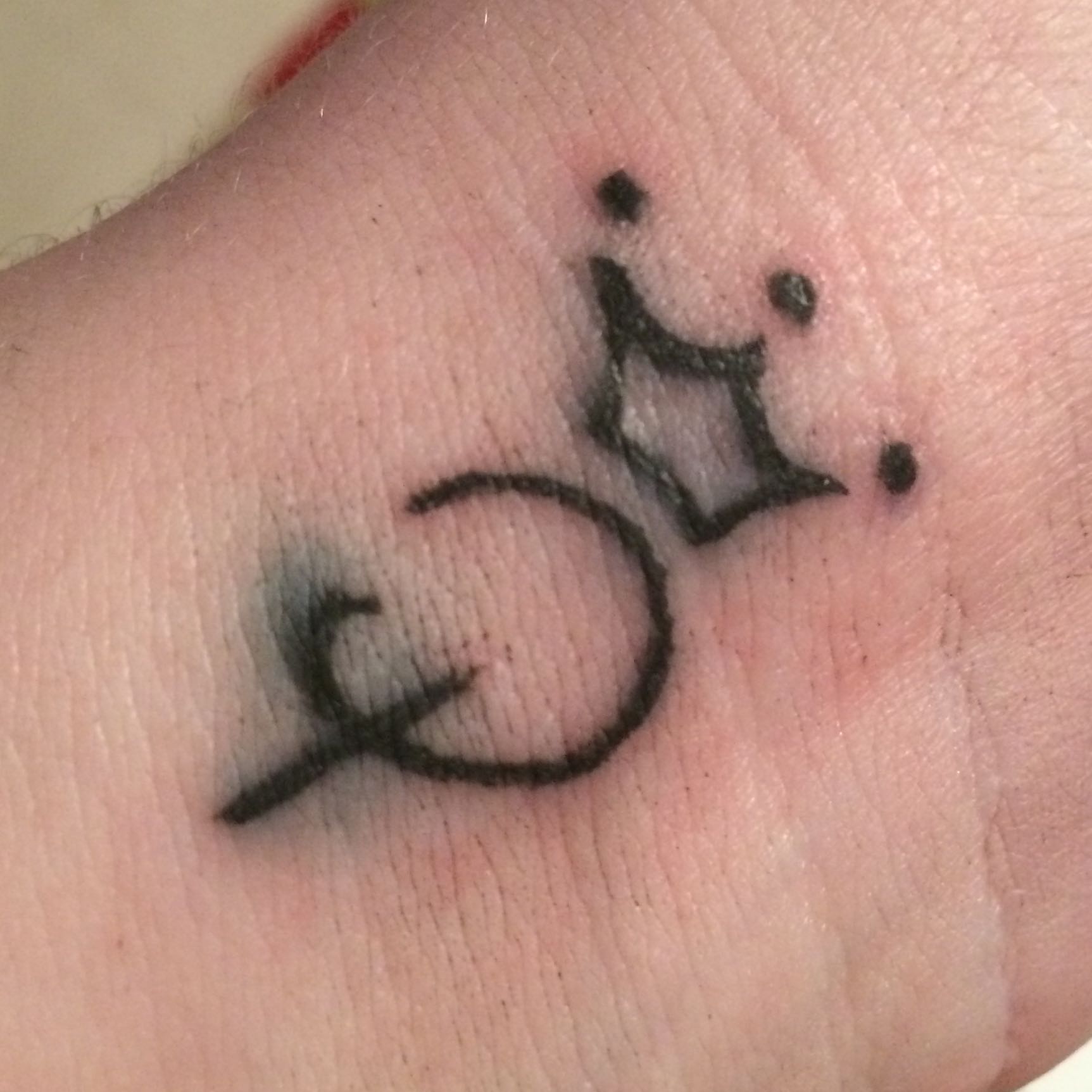 Tattoo selbst gestochen, schön, aber außen ungewollte &quot;Schattierung&quot; warum?