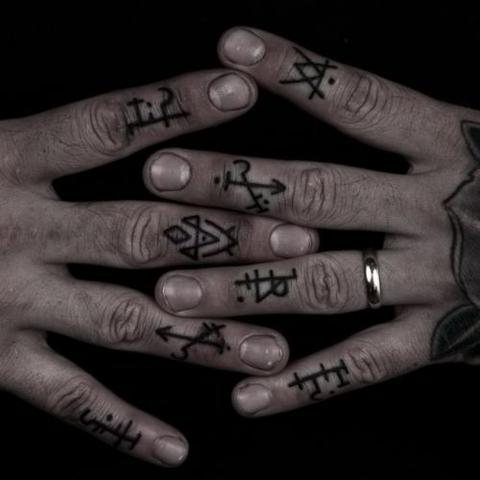 Finger Tattoo Symbole Bedeutung