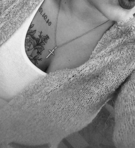 Tattoo Uber Der Brust Tut Es Sehr Weh Gesundheit Und Medizin Schmerzen Tattoo Uber Der Brust Tut Es Sehr Weh Gesundheit Und Medizin Schmerzen