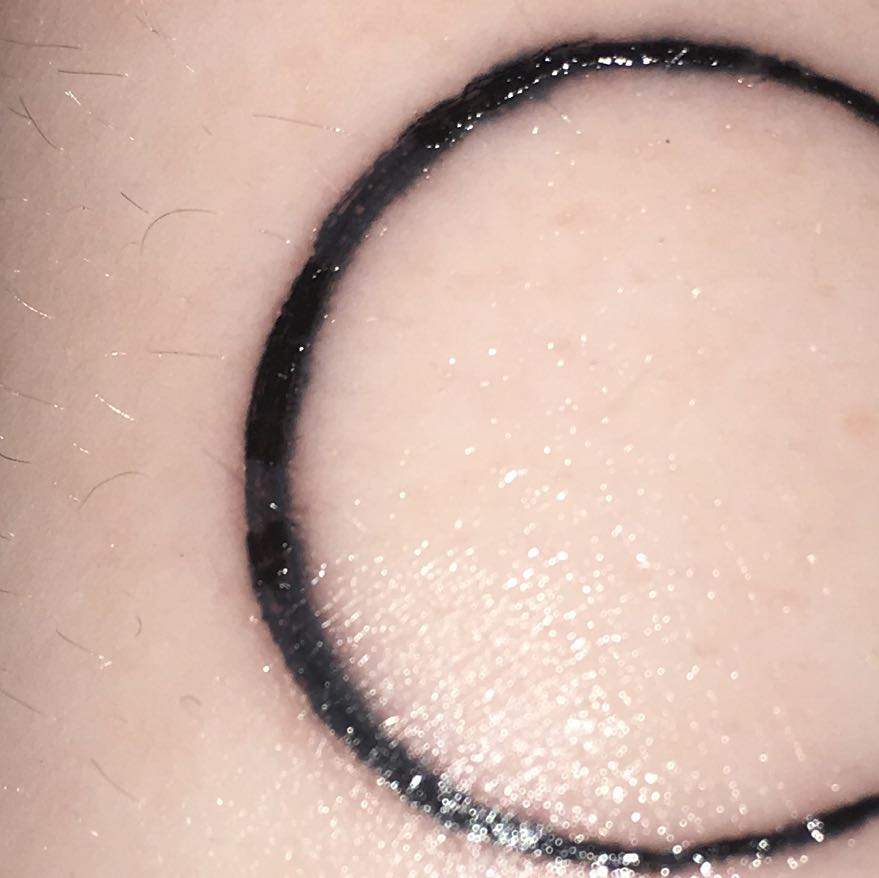Tattoo unter Kruste schwarzer kleiner Strich?