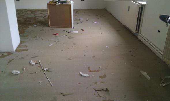 Die Mitte des Raumes, wo bisher nichts halbwegs funktionierte - (Haus, Renovierung, Kleber)