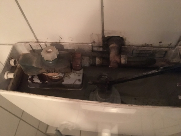 Toilettenspulkasten Zischt Jetzt Schon Seit Einer Stunde Wasser Lauft Und Ich Kann Niemanden Erreichen Was Muss Ich Tun Damit Ich Das Stoppen Kann Technik Toilette Sanitar