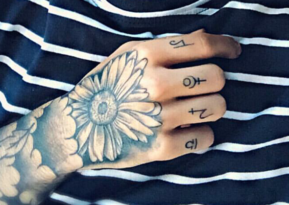 Toni Pirosa Finger Tattoo Youtube Kunst Lyrik Toni Pirosa Finger Tattoo Youtube Kunst Lyrik