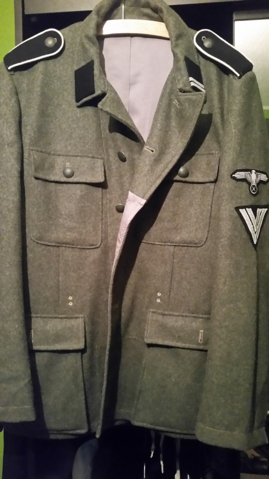 Tragen von Repro Waffen-SS Uniform ohne verfassungswidrige Symbole ...