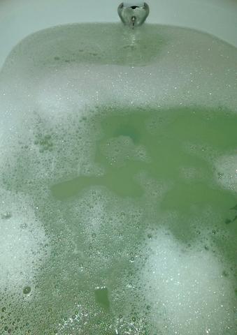 Badewanne 2 - (Trinkwasser, Grünliches Trinkwasser)