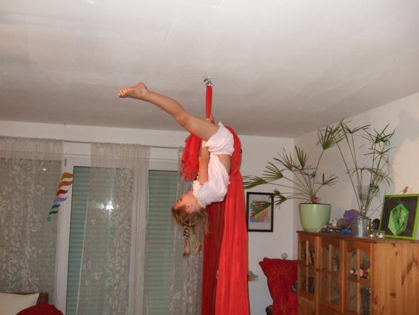 Akrobatik am Vertikaltuch im Wohnzimmer - (Sport, Zirkus, Akrobatik)