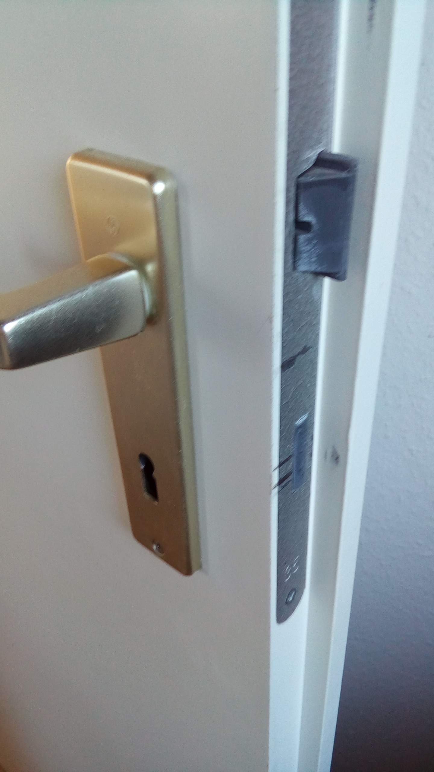 Ausgesperrt? Tür öffnen ohne Schlüssel - DIY-Tipps 