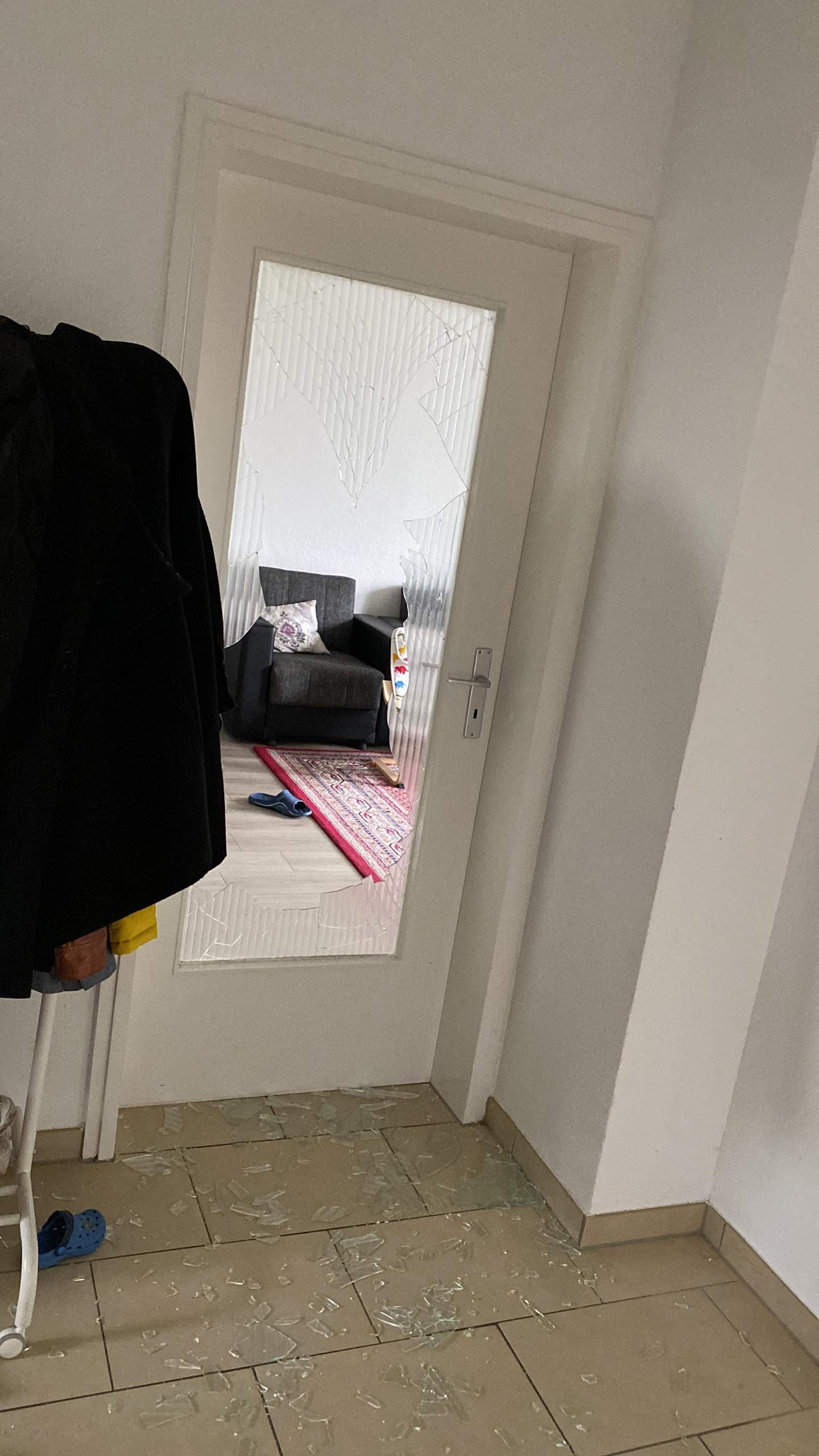 Tür mit Lichtausschnitt beim lüften zerbrochen, wer kommt für Schaden auf? (Versicherung, Mietrecht)