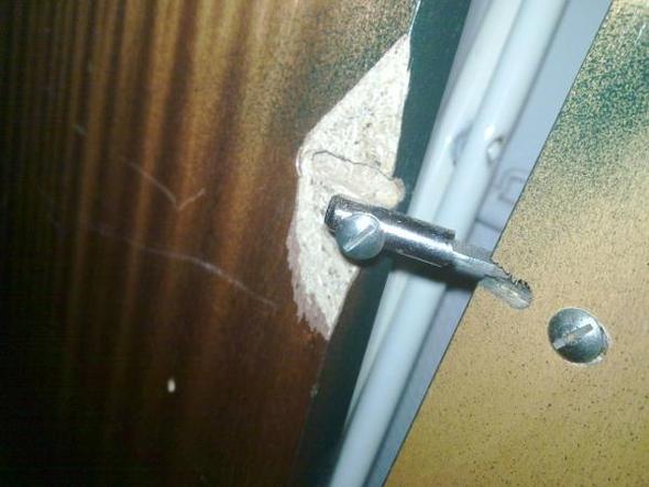 Tür-Schanier aus Schrank rausgebrochen (siehe Foto) - wie könnte ich das wieder reparieren? Ideen?
