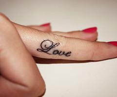 Das tattoo - (Schmerzen, Tattoo, Finger)